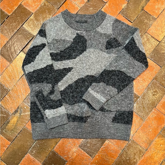 Cyrus Other - Cyrus men’s crewneck sweater size, large, black, and gray camo